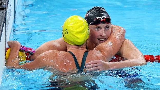 Katie Ledecky wins Team USA's first swimming medal in 400m free