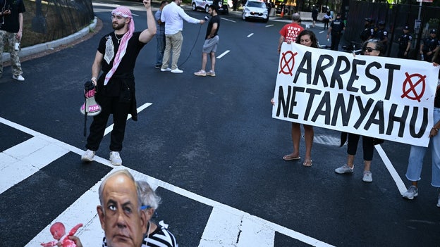 Manifestación ante el hotel de Netanyahu en Washington antes de su discurso conjunto ante el Congreso