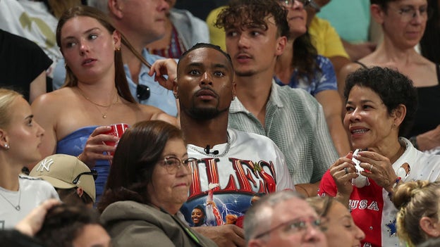 Jonathan Owens, de los Bears, anima a su esposa Simone Biles en la final femenina por equipos