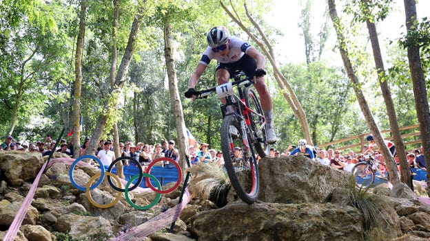 La ciclista de montaña estadounidense Haley Batten gana la plata en la prueba femenina de campo a través