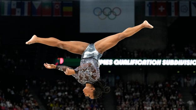 Simone Biles pushes through injury to finish women's gymnastics qualification round