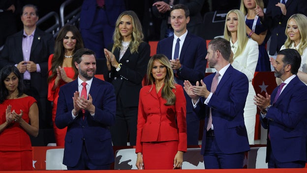 Trump elogia a Melania durante su discurso en el RNC: 'Mi increíble esposa'