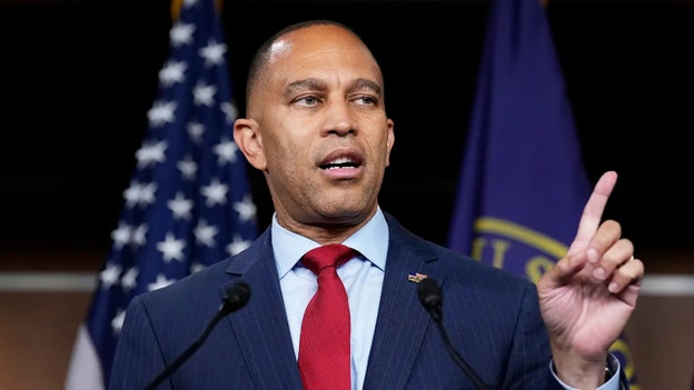 El líder de la minoría en la Cámara de Representantes, Hakeem Jeffries, dice que el presidente Biden 'es nuestro candidato'