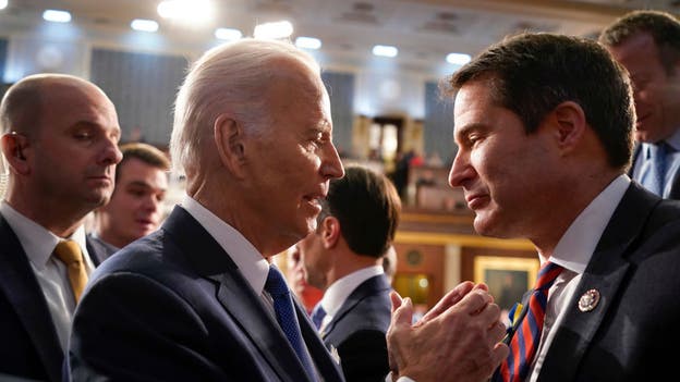 Diputado demócrata de Massachusetts revela por qué quiere a Biden fuera de la carrera: 'no parecía reconocerme'