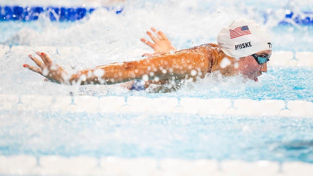 Torri Huske, Gretchen Walsh van 1-2 en 100M mariposa