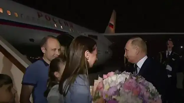 El presidente ruso Putin recibe a los presos en Moscú tras el canje