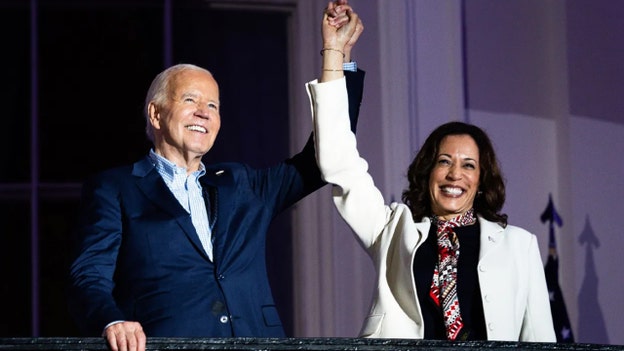 Kamala Harris asistió a la universidad cuando Joe Biden habló durante su visita al campus