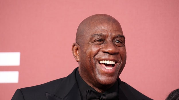 Magic Johnson elogia los dos discursos de Obama, pero nunca menciona a Kamala Harris