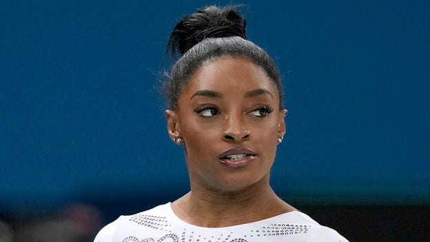 Simone Biles lucha contra una lesión en la pantorrilla para realizar un ejercicio de suelo épico