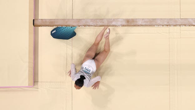 Suni Lee slips off balance beam