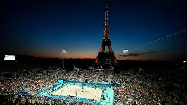 Juegos Olímpicos de voleibol jugados bajo la Torre Eiffel, y más elementos únicos de París