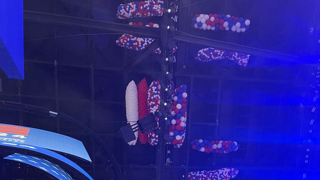 Globos preparados para el discurso de Kamala Harris ante el DNC