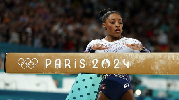 Simone Biles y Jordan Chiles se preparan para la final del ejercicio de suelo