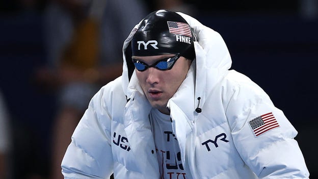 American Bobby Finke defends Olympic gold, sets record in 1500M freestyle