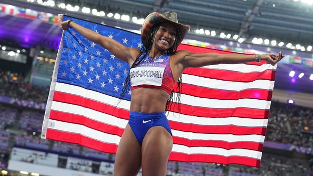 Tara Davis-Woodhall gana el oro para el Equipo de EE.UU. en la final femenina de salto de longitud