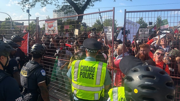 Los activistas intensifican las protestas, lanzan botellas de agua, mientras se prepara el inicio oficial del DNC