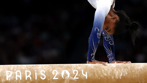 El error de cálculo de Simone Biles en la barra de equilibrios le cuesta el podio