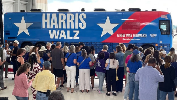 Harris y Trump celebran actos de campaña en duelo en la carrera por ganar el mayor campo de batalla