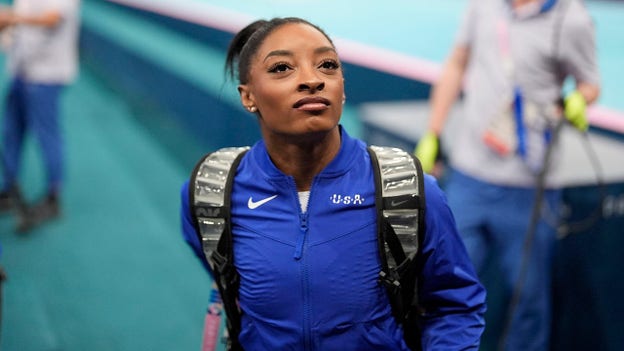 Simone Biles se cae durante el calentamiento en el suelo y le vendan la pantorrilla lesionada