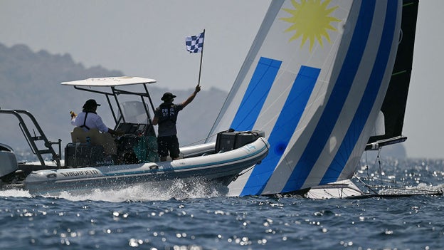 Men’s skiff medal race interrupted as winds stop