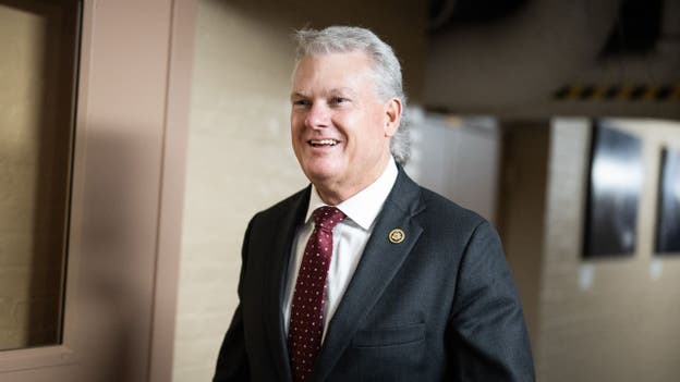 El representante Mike Collins llama a Harris la "Stacey Abrams de California" durante un mitin de Trump