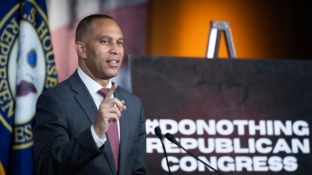 Jeffries acusa a Trump de "incendio racial" antes del DNC, promociona la "alegre" campaña de Harris-Walz