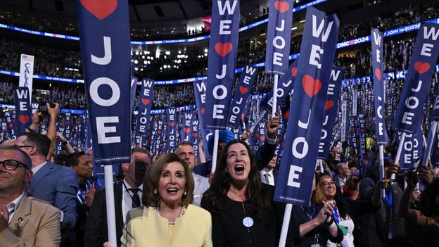 Pelosi coreando "¡Queremos a Joe!" a pesar de haber contribuido a expulsarle de la carrera electoral