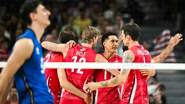 US men’s volleyball back on the podium, wins bronze medal in three-set victory over Italy