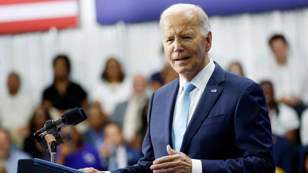 Biden llega a Chicago antes de su importante discurso en el DNC