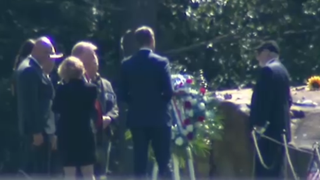 Trump participa en la colocación de una corona de flores en el monumento conmemorativo del vuelo 93 en Pensilvania