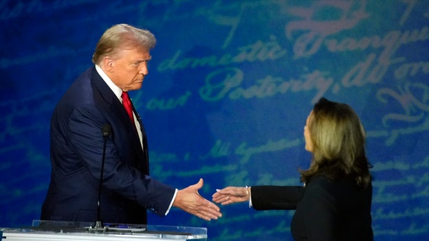 Harris se presenta a Trump al inicio del debate: 'Kamala Harris'