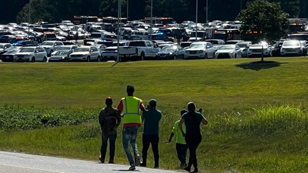 Un amigo de un estudiante muerto en un tiroteo en una escuela de Georgia, incrédulo: 'Esto no puede estar pasando'