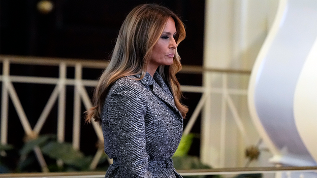 Melania, vista saliendo de la Torre Trump bajo un dispositivo de seguridad reforzado