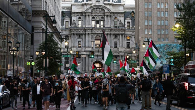 Manifestantes propalestinos ante la sala de debates afirman que EE.UU. "se construyó sobre la supremacía