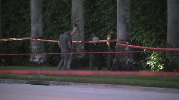 Florida authorities inspect shrubbery where man hid during second Trump assassination attempt