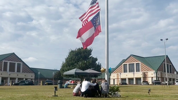 El asta de la bandera del instituto Apalachee se convierte en un monumento improvisado