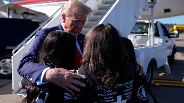 Trump abraza a los familiares de Corey Comperatore antes del mitin de Butler