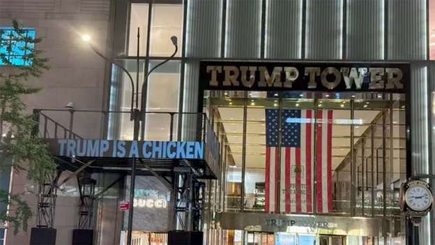 Los demócratas proyectan imágenes sobre la Torre Trump en Nueva York antes del debate sobre la vicepresidencia