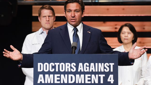 DeSantis se proclama vencedor de las enmiendas sobre el aborto y la marihuana de Florida y sus partidarios lo celebran