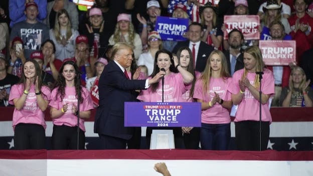 Trump critica la "locura de género de la izquierda radical" e invita al equipo femenino de natación del Roanoke College al escenario