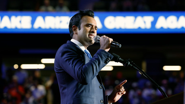 Vivek Ramaswamy enciende a la multitud MAGA en el partido Penn State-Ohio State sobre las cifras de voto anticipado de Trump