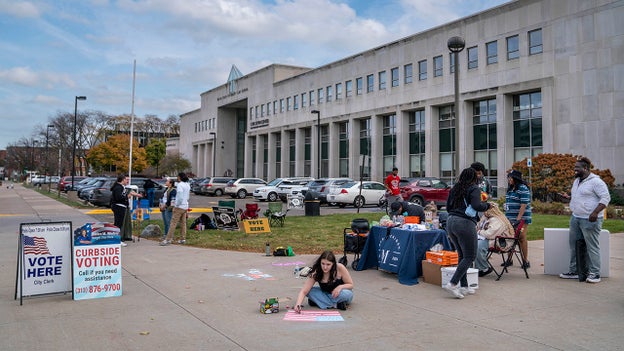 Harris campaign mobilizing college students in final hours of election