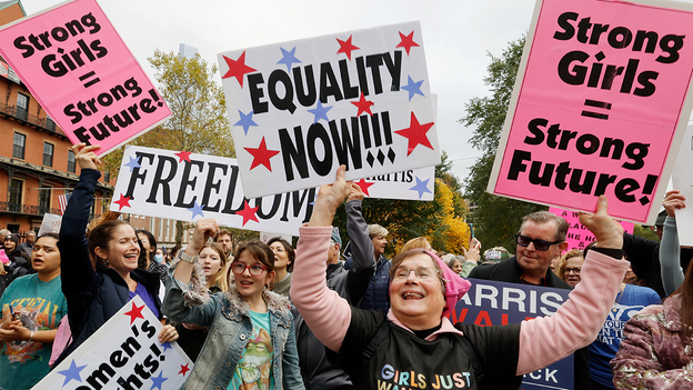 Los partidarios del aborto en la Marcha de las Mujeres de Boston acuden en masa para apoyar la presidencia de Harris