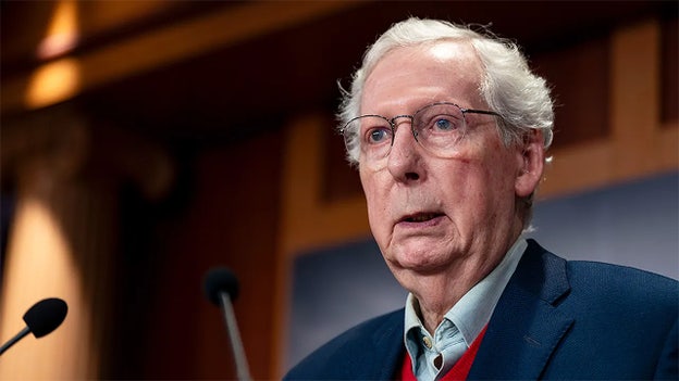 Mitch McConnell califica de "insensato" el posible cierre del gobierno: "Pagar un precio político