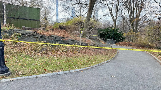 Buzos de la policía rastrean un estanque de Central Park cerca de la presunta mochila del asesino