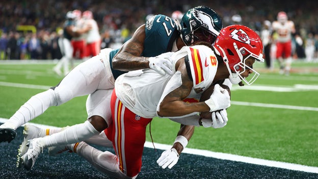 Chiefs’ DeAndre Hopkins scores touchdown with Eagles minutes away from Super Bowl victory