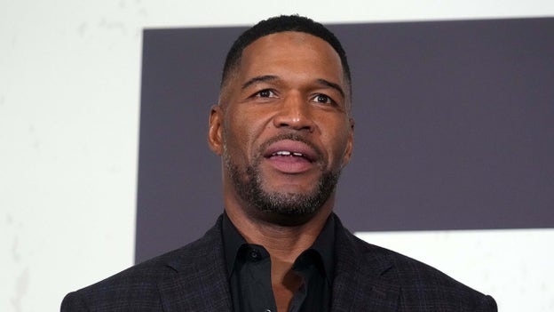 Giants great Michael Strahan waves Eagles fan in honor of Saquon Barkley