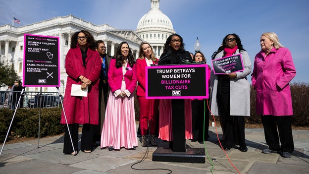 Democratic congresswomen to wear pink to joint address in protest