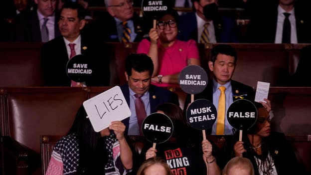 Democrats stay glued to chairs during Trump speech