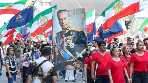 پسر آخرین شاه ایران میگوید رژیم در حال 'فروپاشی' است